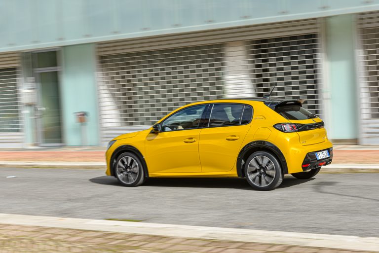 Peugeot 208 1.2 PureTech e 1.5 BlueHDi: la prova su strada