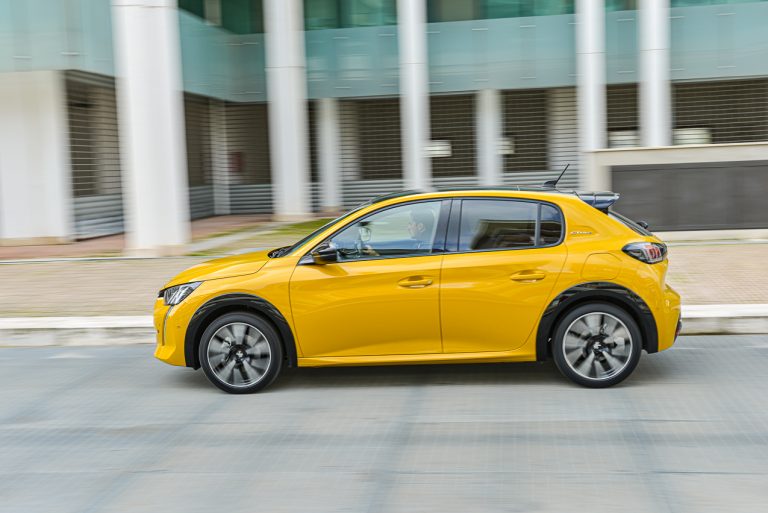 Peugeot 208 1.2 PureTech e 1.5 BlueHDi: la prova su strada
