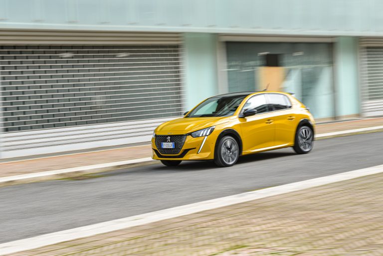 Peugeot 208 1.2 PureTech e 1.5 BlueHDi: la prova su strada