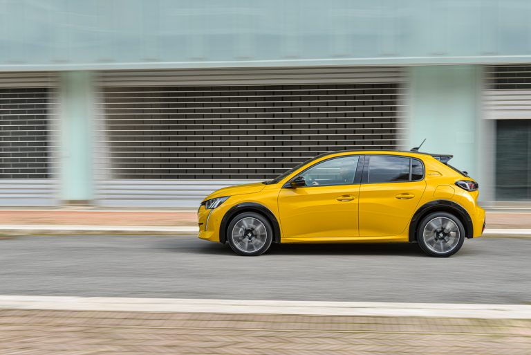 Peugeot 208 1.2 PureTech e 1.5 BlueHDi: la prova su strada