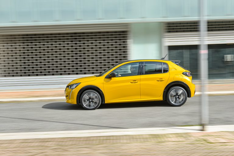 Peugeot 208 1.2 PureTech e 1.5 BlueHDi: la prova su strada