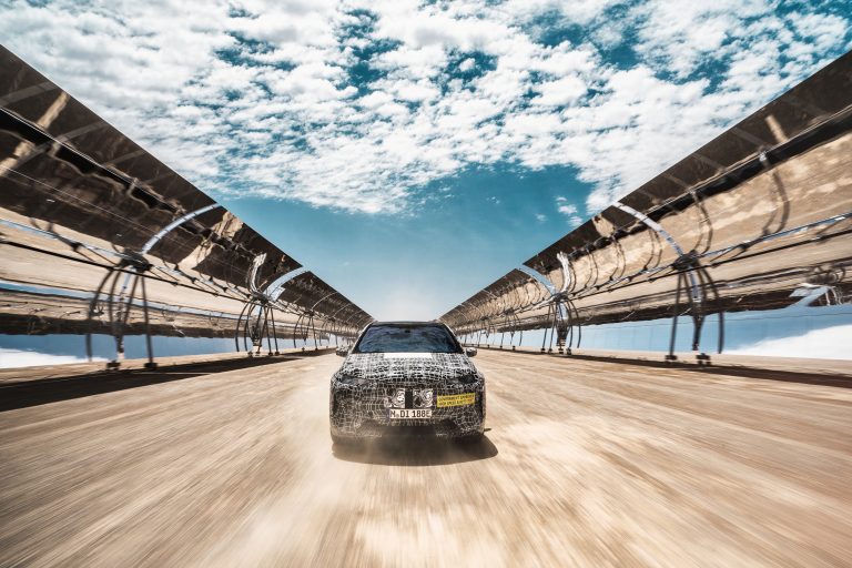 Bmw iNext, le immagini ufficiali dei test nel deserto