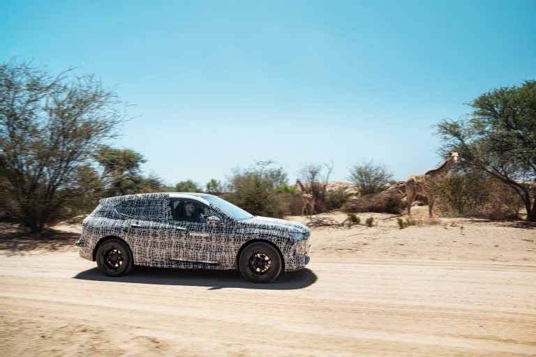 Bmw iNext, le immagini ufficiali dei test nel deserto