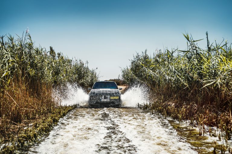 Bmw iNext, le immagini ufficiali dei test nel deserto