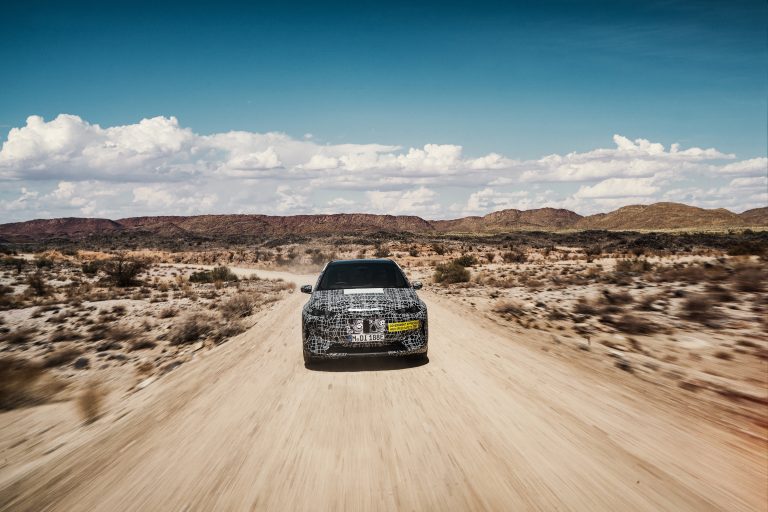 Bmw iNext, le immagini ufficiali dei test nel deserto