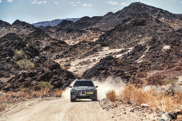 Bmw iNext, le immagini ufficiali dei test nel deserto