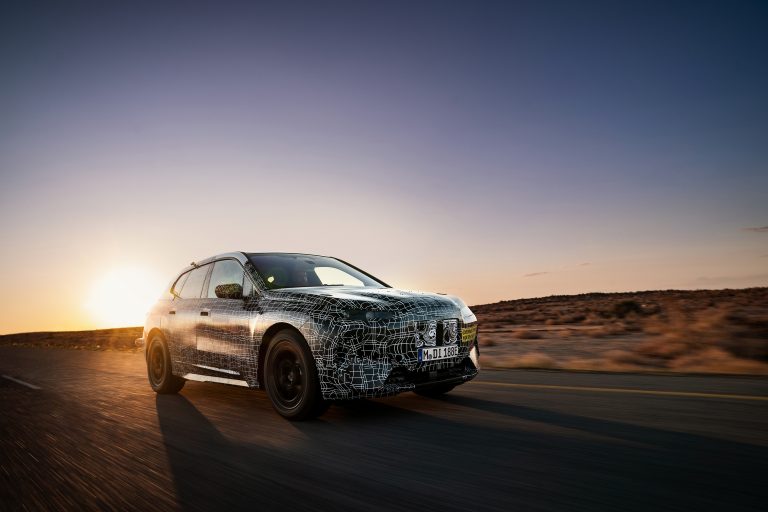 Bmw iNext, le immagini ufficiali dei test nel deserto