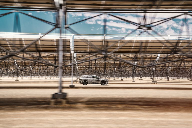 Bmw iNext, le immagini ufficiali dei test nel deserto