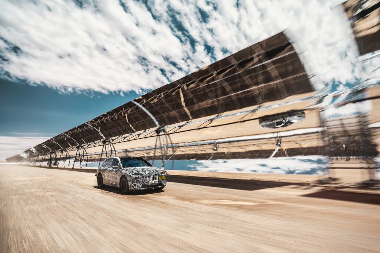 Bmw iNext, le immagini ufficiali dei test nel deserto