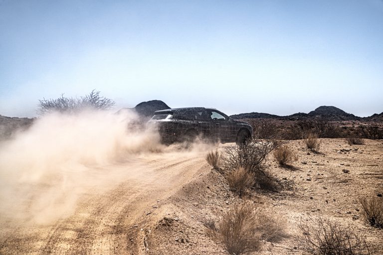 Bmw iNext, le immagini ufficiali dei test nel deserto