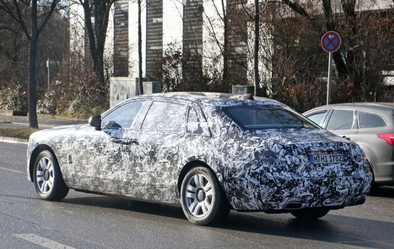 Nuova Rolls-Royce Ghost: le foto spia