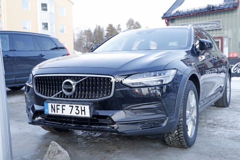 Volvo V90 Cross Country facelift: le foto spia