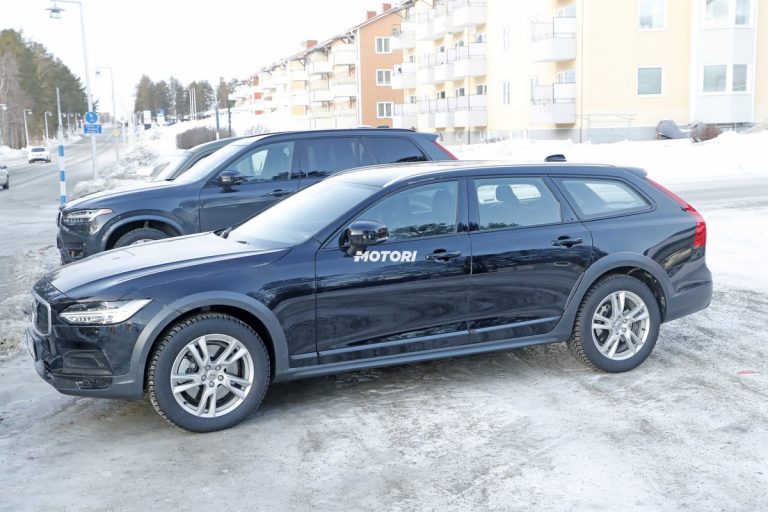 Volvo V90 Cross Country facelift: le foto spia