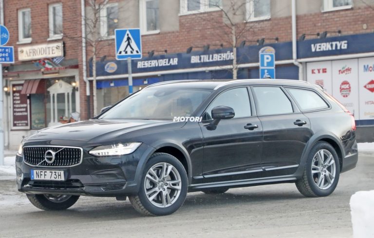 Volvo V90 Cross Country facelift: le foto spia