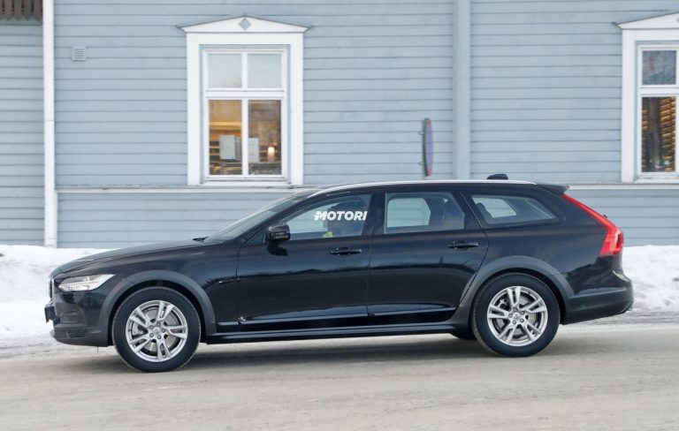 Volvo V90 Cross Country facelift: le foto spia