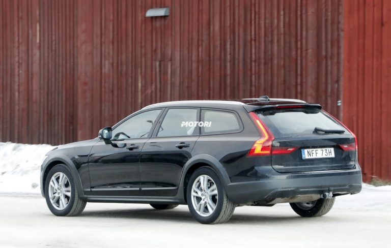 Volvo V90 Cross Country facelift: le foto spia