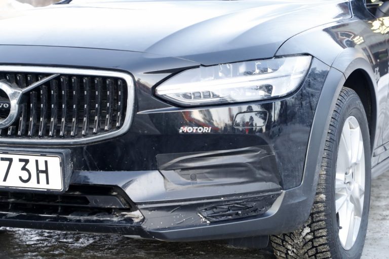 Volvo V90 Cross Country facelift: le foto spia