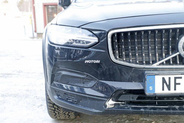 Volvo V90 Cross Country facelift: le foto spia