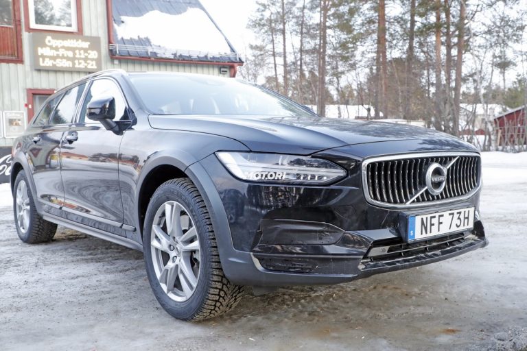 Volvo V90 Cross Country facelift: le foto spia