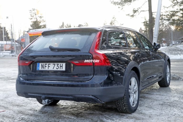 Volvo V90 Cross Country facelift: le foto spia