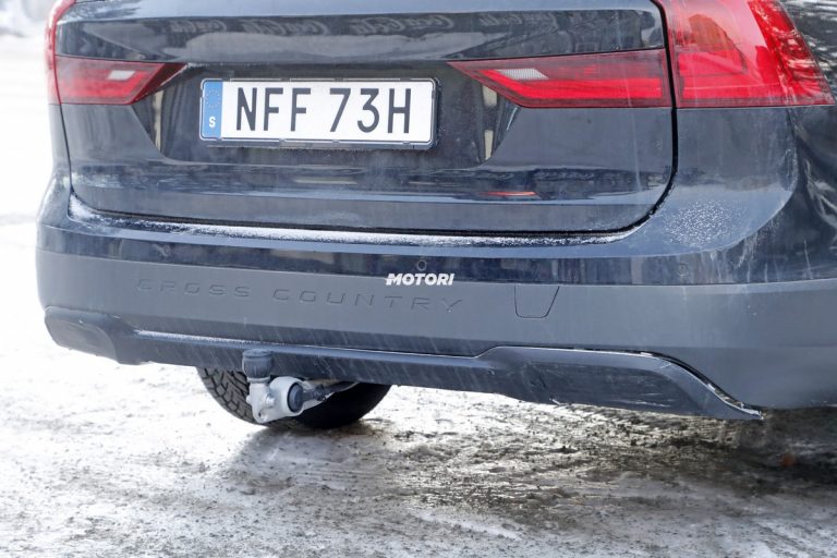 Volvo V90 Cross Country facelift: le foto spia