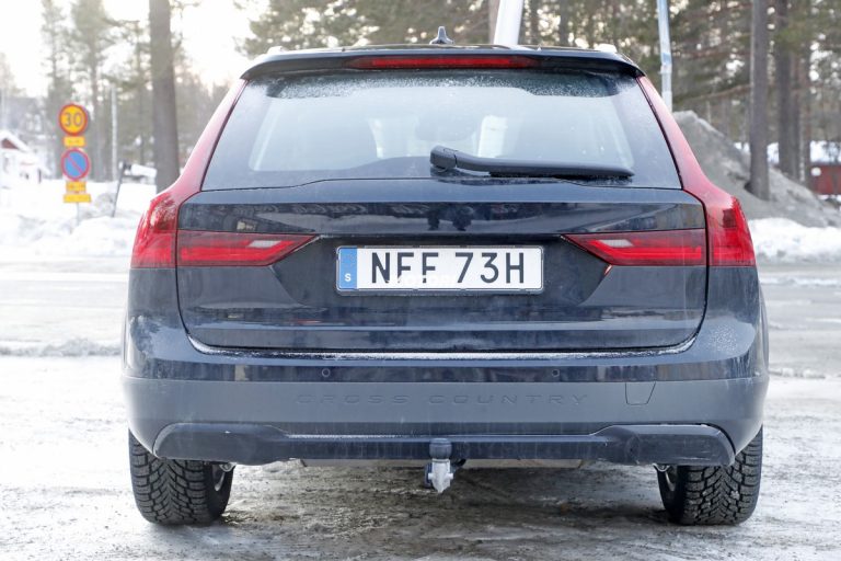 Volvo V90 Cross Country facelift: le foto spia