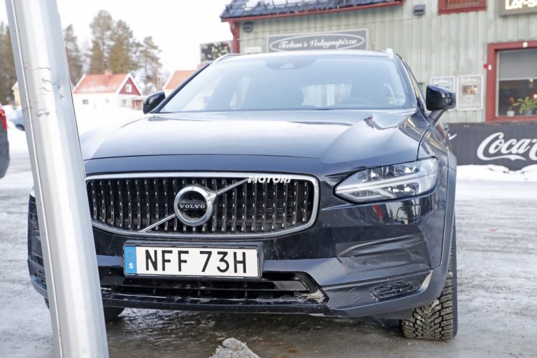 Volvo V90 Cross Country facelift: le foto spia