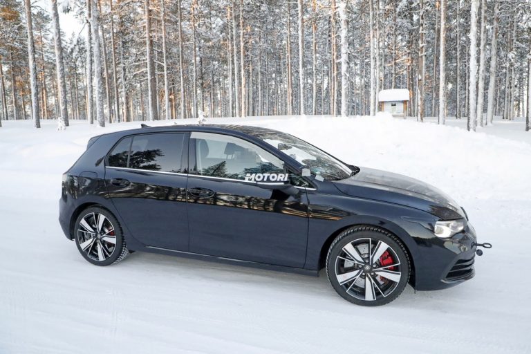 Volkswagen Golf GTI TCR: le foto spia