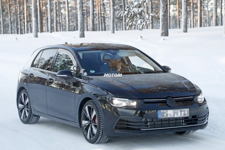 Volkswagen Golf GTI TCR: le foto spia
