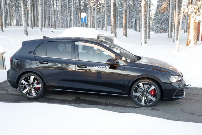 Volkswagen Golf GTI TCR: le foto spia