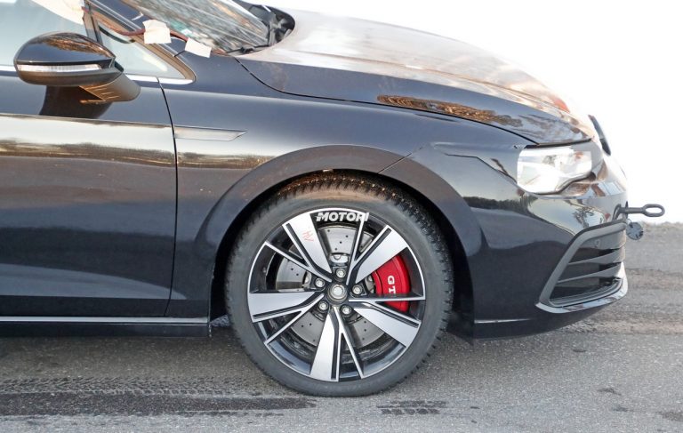 Volkswagen Golf GTI TCR: le foto spia