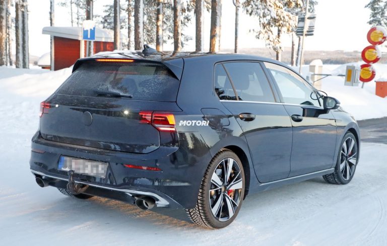 Volkswagen Golf GTI TCR: le foto spia