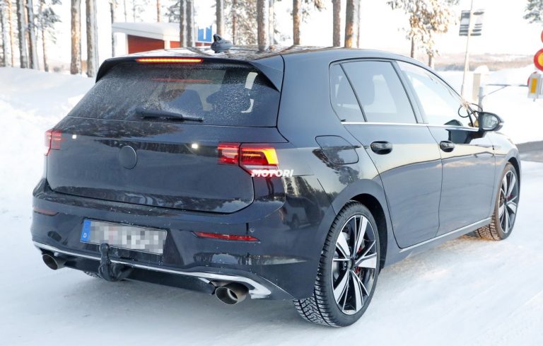 Volkswagen Golf GTI TCR: le foto spia
