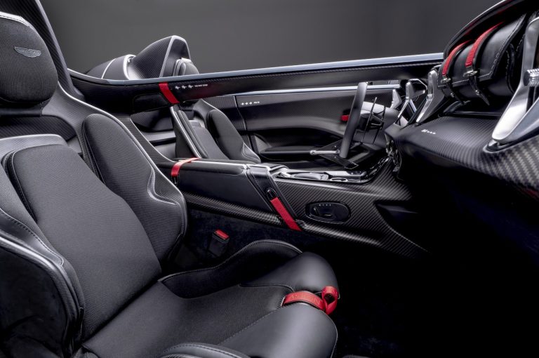 Aston Martin V12 Speedster 2020: nuove immagini ufficiali