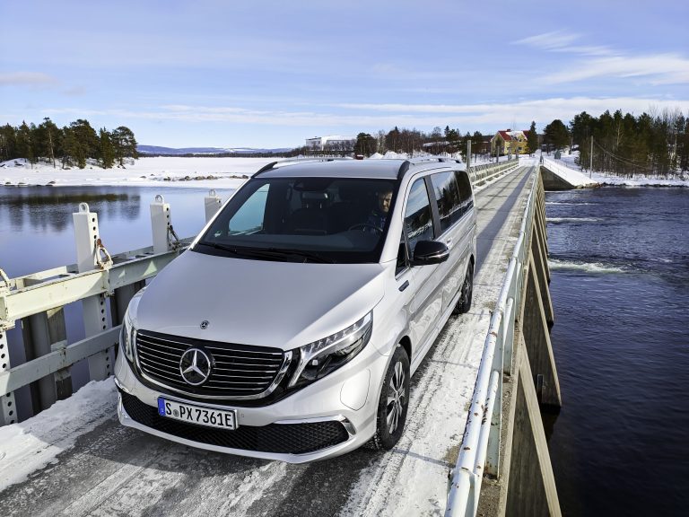 Mercedes EQV: le immagini dei test sulla neve