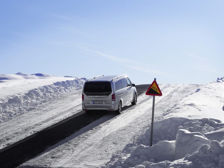 Mercedes EQV: le immagini dei test sulla neve
