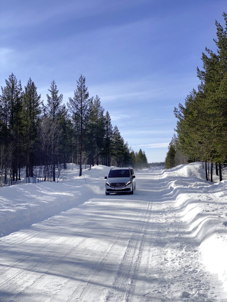 Mercedes EQV: le immagini dei test sulla neve