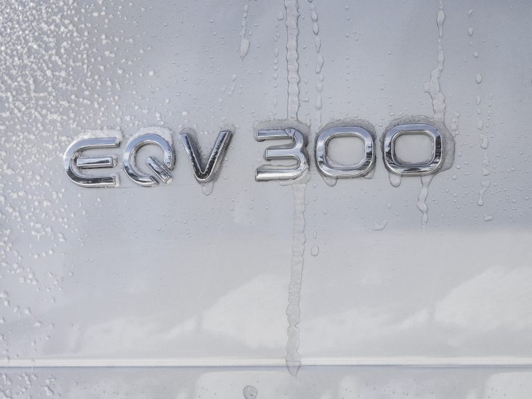 Mercedes EQV: le immagini dei test sulla neve