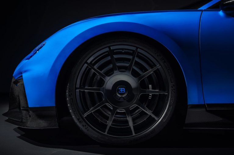 Bugatti Chiron Pur Sport 2020: immagini ufficiali