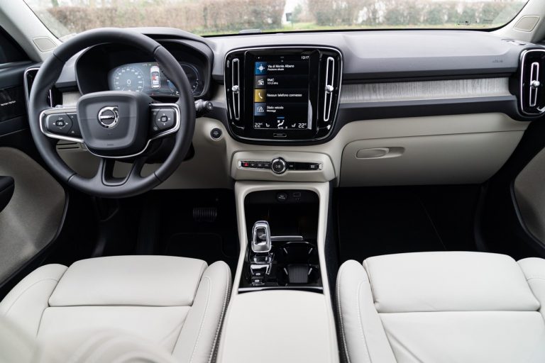 Volvo XC40 Recharge T5 Plug-in Hybrid: immagini ufficiali