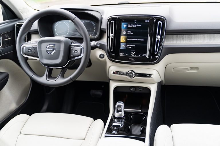 Volvo XC40 Recharge T5 Plug-in Hybrid: immagini ufficiali