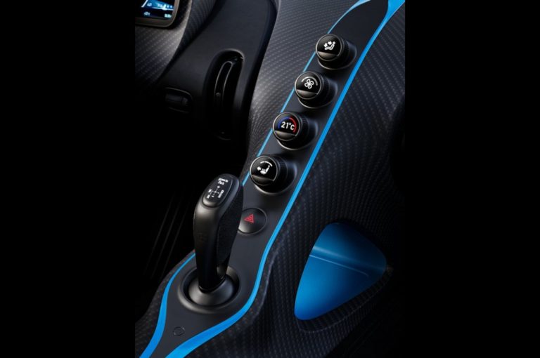 Bugatti Chiron Pur Sport 2020: immagini ufficiali