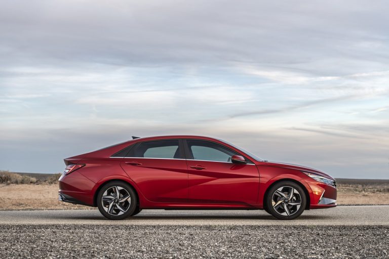Hyundai Elantra 2021: immagini ufficiali
