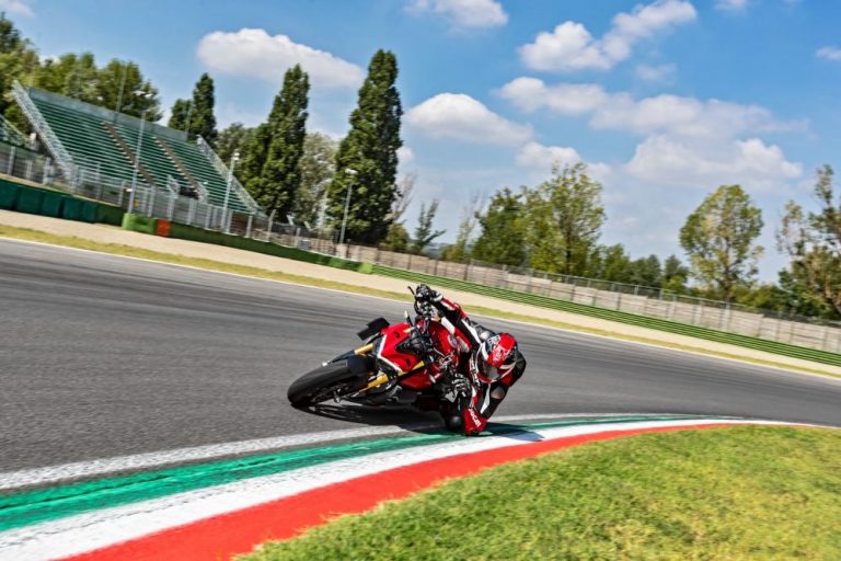 Ducati Streetfighter V4: immagini ufficiali