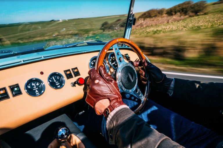 Caterham Super Seven 1600: immagini ufficiali