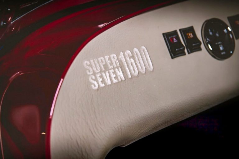 Caterham Super Seven 1600: immagini ufficiali