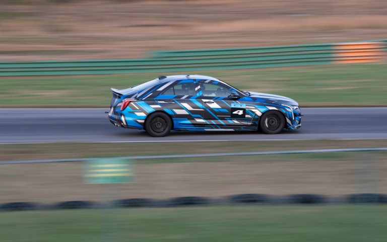 Cadillac CT4-V e CT5-V Blackwing: immagini ufficiali dei test in pista