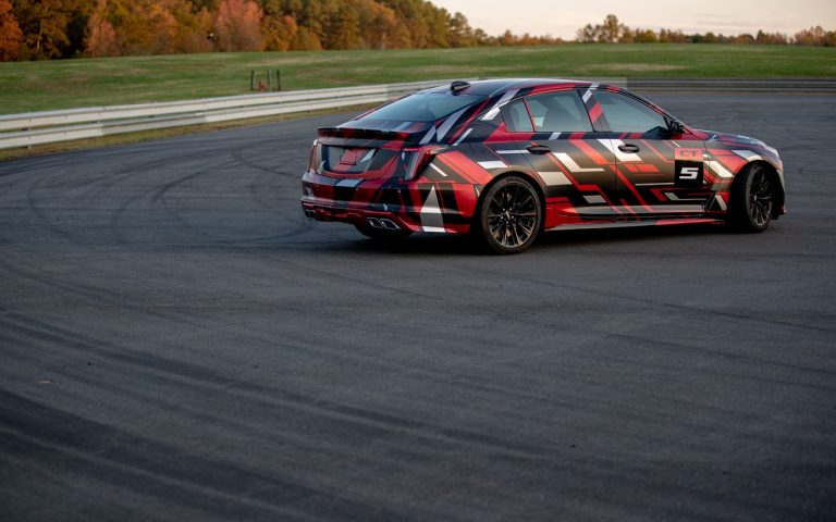 Cadillac CT4-V e CT5-V Blackwing: immagini ufficiali dei test in pista