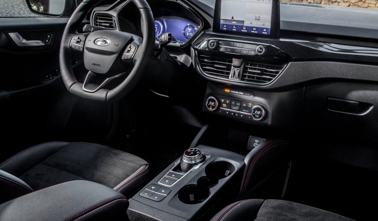 Ford Kuga ibrida plug-in: immagini ufficiali