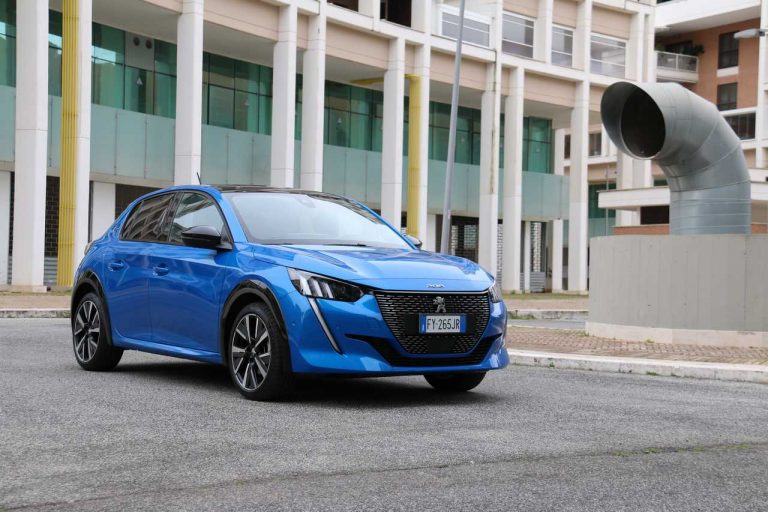 Peugeot 208 1.2 PureTech e 1.5 BlueHDi: la prova su strada